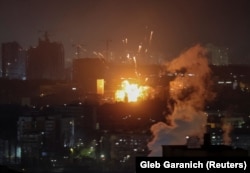 Російський дрон вибухає під час атаки на Київ, 14 листопада 2025 року