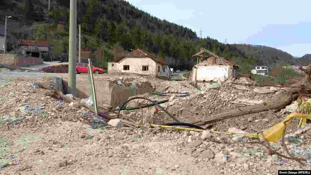 Vodovodna instalacija u gornjem dijelu naselja, koje je pretrpjelo najjači udar, još uvijek nije u potpunosti završena, a cijevi vire iz kanala.