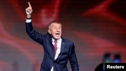 Мільярдэр-палітык Андрэй Бабіш сьвяткуе перамогу на парлямэнцкіх выбарах у Чэхіі 4 кастрычніка. 