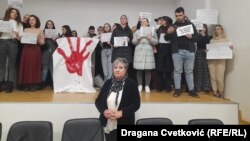 Dekanka Filozofskog fakulteta u Nišu Natalija Jovanović sa studentima u blokadi, 6. decembar 2025.