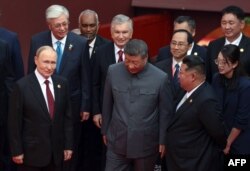 Президент России Владимир Путин с лидером Китая Си Цзиньпином и лидером Северной Кореи Ким Чен Ыном после групповой фотографии перед военным парадом, 3 сентября 2025 года. Фото AFP