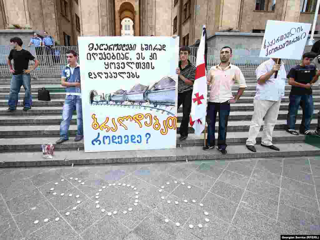 აქციის მონაწილეებმა საკუთარი მოთხოვნები პლაკატებზე გადაიტანეს. - ტყიბულის მაღაროში 27 აგვისტოს მომხდარი აფეთქების შედეგად დაღუპულთა რაოდენობა ოთხამდე გაიზარდა. ხუთშაბათს თბილისში, პარლამენტის შენობასთან, დაღუპულთა ხსოვნას მდუმარე აქციით მიაგეს პატივი საქართველოს პროფკავშირების წარმომადგენლებმა. მათ გააპროტესტეს კანონმდებლობა, რომელიც, მათივე შეფასებით, არ იცავს დასაქმებულთა უფლებებსა და უსაფრთხოებას.