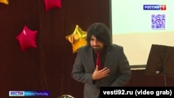 Певец из Чили Игнасио Гомез Урра во время выступления в севастопольской школе №45. Скриншот кадра видеорепортажа телеканала «Вести Севастополь»