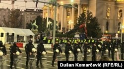 Policija razdvaja dva skupa ispred Skupštine Srbije, 5. novembar 2025.