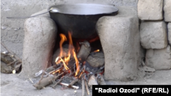 Дефицит электроэнергии толкает таджикистанцев искать архаичные способы приготовления еды  