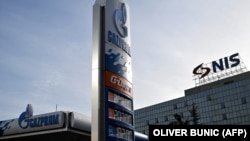 Sedište Naftne industrije Srbije u Beogradu i benzinska pumpa Gasproma ispred nje, 8. januar 2025.