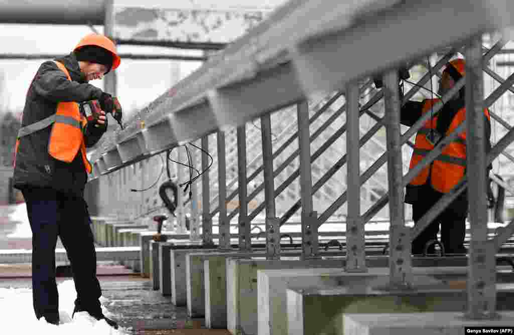 В зоне отчуждения запрещено рыть и бурить зараженный грунт. Новые солнечные панели установлены на бетонных блоках.