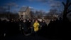 Një funeral në fshatin Tarasivka, afër Kievit, në Ukrainë.