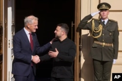 د اوکراين ولسمشر وولودومیر زېلېنسکي د اګست پر ۲۵مه د ناروی له وزيراعظم یوناس ګار ستور سره ولیدل.