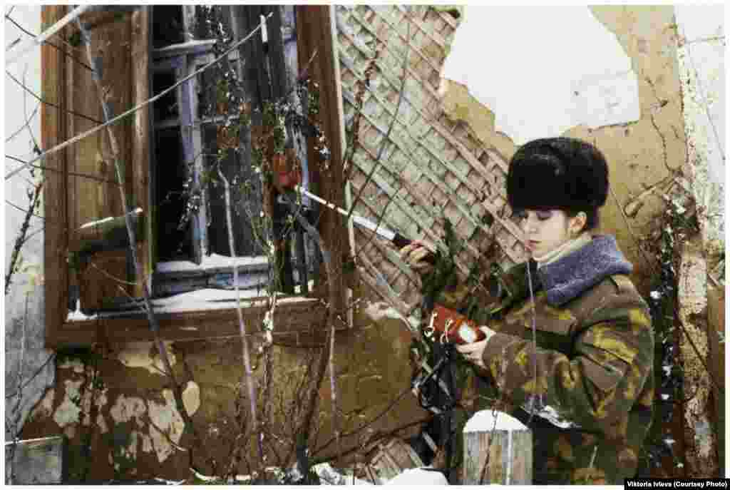 "Поскольку охрана большинство ребят знала в лицо, то и пропустила нас всех, не очень обращая внимание. В общем, как всегда и везде", &ndash; писала Виктория Ивлева о том, как ей удалось попасть внутрь 4-го энергоблока всего через 4 года после аварии.