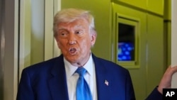 Președintele american Donald Trump vorbește în Air Force One, la Aeroportul Internațional Abu Dhabi înainte de plecarea de vineri, 16 mai 2025, din Emiratele Arabe Unite.