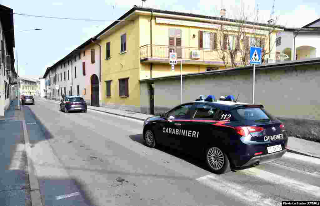 Полицейские машины на безлюдной улице городка Кастильоне-д'Адда