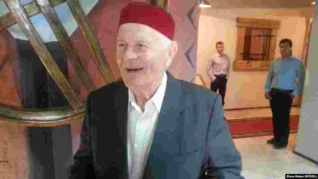 80-летний Имран Газимиев, житель Караганды, кавалер трех почетных знаков "Шахтерская слава". Он оказался в числе переселенцев из Чечни в Карагандинскую область, когда ему было всего девять лет. Сегодня он впервые приехал в музей Карлага. Поездка далась ему нелегко. Он страдает астмой, болит сердце.