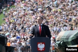 Кароль Навроцький виступає під час військового параду до Дня Збройних сил Польщі, присвяченого перемозі Польщі над Червоною армією російських більшовиків у 1920 році. Варшава, Польща, 15 серпня 2025 року