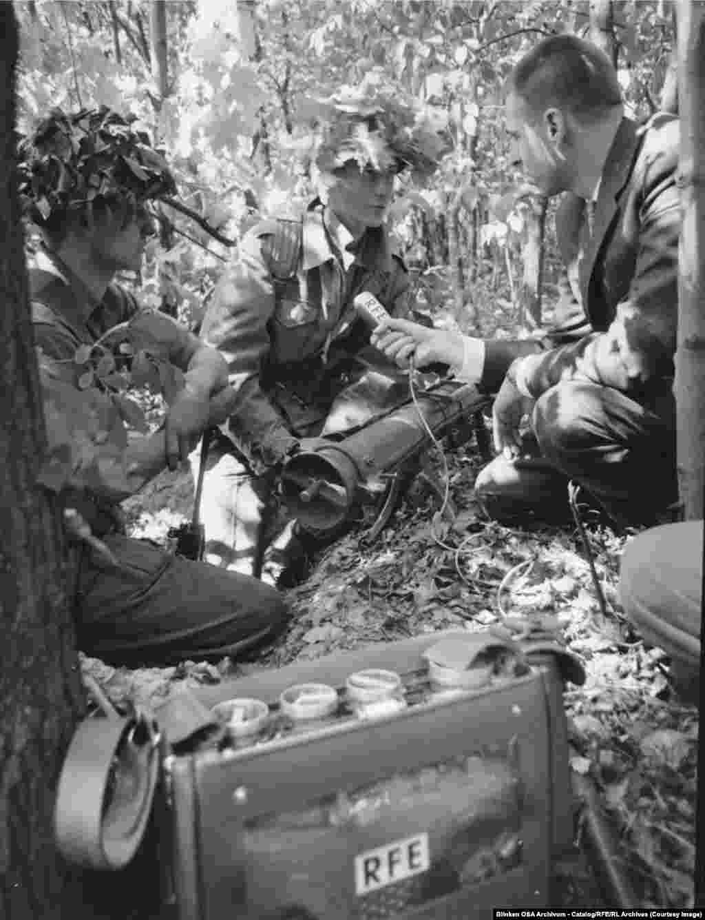 Хабарнигори РАО дар Берлин Том Бодин дар ҷараёни машқҳои низомии миёни англисҳову амрикоиҳо дар ҷангали Берлини Ғарбӣ соли 1964 бо як сарбози амрикоӣ мусоҳиба мекунад. Радио барои мардуми режимҳои баставу таҳти фишор барномаҳо таҳия мекард. 