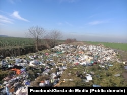 O groapă ilegală de gunoi de la marginea Bucureștiului.