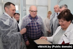 Голова Вітебського облвиконкому Олександр Суботін (ліворуч), директор заводу Олександр Шумахер (у окулярах) разом із головою ради директорів Вітебського заводу «Моноліт» Акіфом Гасимовим (праворуч) під час відвідання виробництва у березні 2024 року