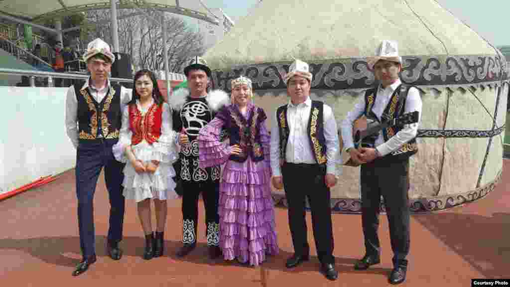 Түштүк Кореядагы кыргыздардын жалпы саны бейрасмий маалыматтар боюнча үч миңден-беш миңге чейин. Алардын 300дөйүн студенттер түзөт.