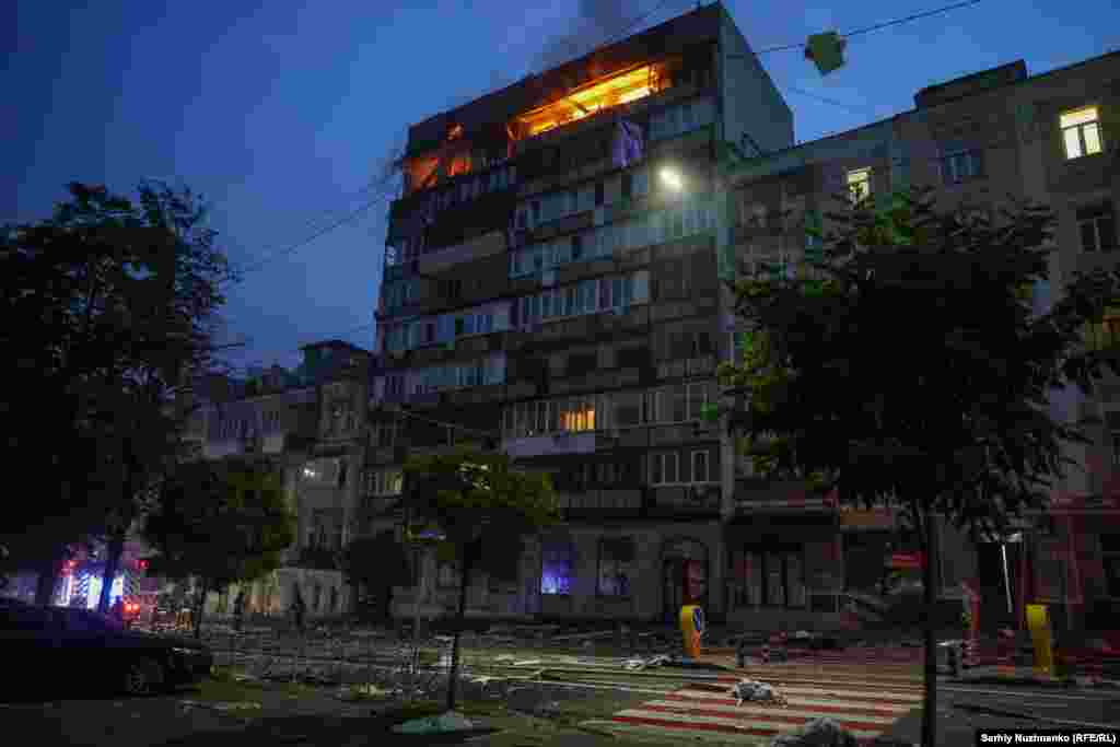 Ще одна квартира палає в Києві рановранці 10 липня.За день до цієї атаки Росія застосувала 728 ударних дронів проти України