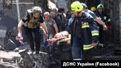 Рятувальні роботи після російського удару по Дніпру. 24 червня 2025 року