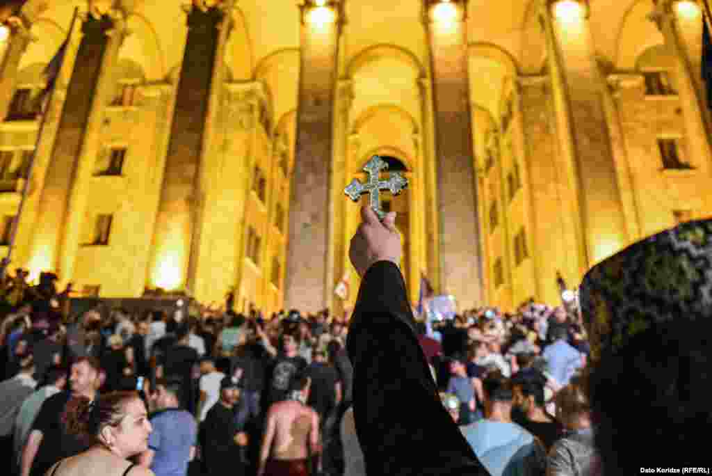Mulțime protestând&nbsp;împotriva vizitei unui parlamentar rus la Tbilisi, Georgia, 21 iunie 2019