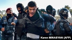 Полицейские подвергают приводу протестующих, Ереван, 11 ноября  2020 г.
