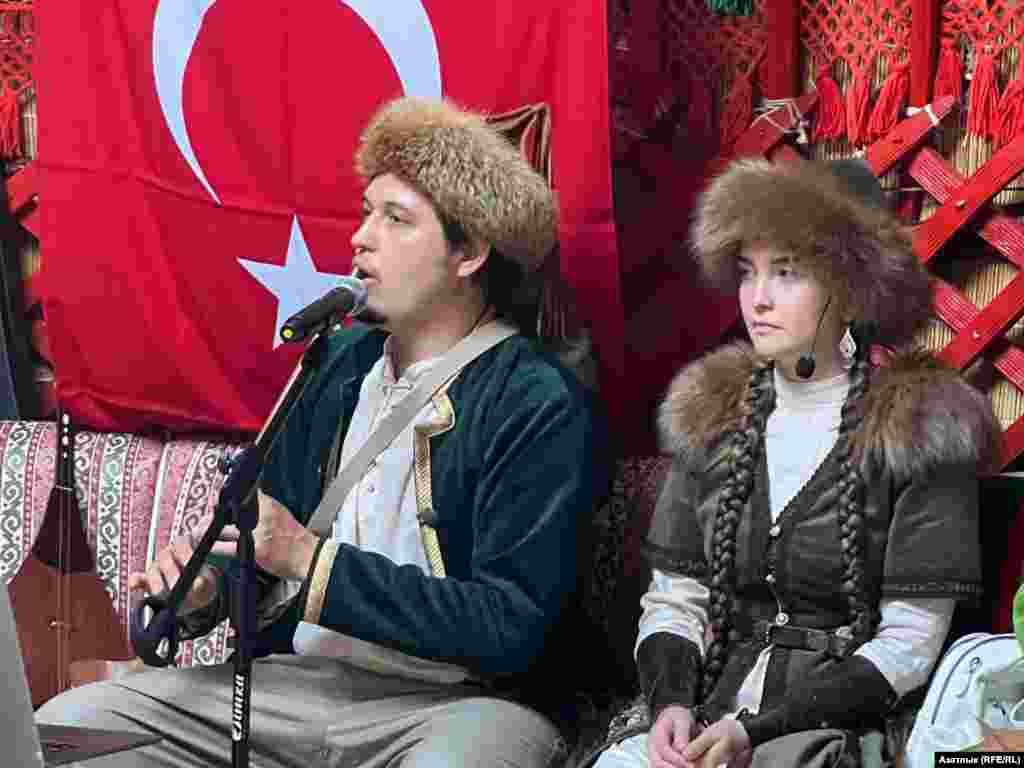 "Алпар" төркеме Казанда барлыкка килгән иҗат берләшмәсе. Аңа нигез салучы &mdash; Алмаз Әсхәдулла. Төркиягә төркемнең солистлары Рәмилә Шәмсемөхәммәтова белән Адел Тимеров та килгән. Алар барысы да җырлый, төрле музыка уеннарында уйный.&nbsp;