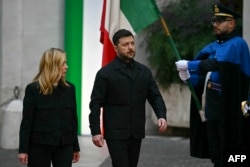 Премьер-министр Италии Джорджа Мелони приветствует президента Украины Владимира Зеленского в Палаццо Киджи перед их встречей в Риме 9 декабря 2025 года