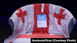 პატიმრობაში მყოფი ოპოზიციონერი პოლიტიკოსის, ელენე ხოშტარიასთვის განკუთვნილი სკამი ALDE-ს კონგრესზე. 25 ოქტომბერი