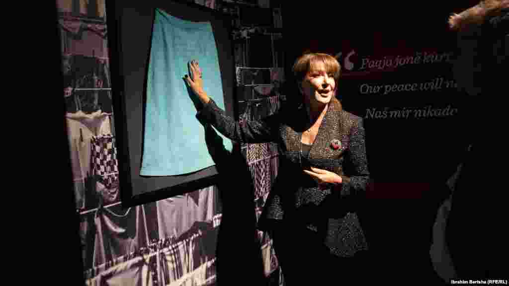 Ish-presidentja e Kosovës, Atifete Jahjaga, duke folur para pjesëmarrësve në hapjen e muzeut "Moment" për të mbijetuarit e dhunës seksuale gjatë luftës së fundit në Kosovë.