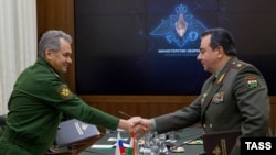 Орусиянын коргоо министри Сергей Шойгу (солдо) жана анын тажик кесиптеши Шерали Мирзо.  Москва, 30-ноябрь, 2016-жыл.