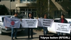 Адвокаттардын митингинен бир көрүнүш
