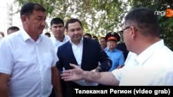 Собрание с жителями микрорайона «Тунгуч», во время которого задержан Жамалбек Ырсалиев (на фото слева)