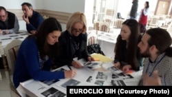 Kako tumačiti razdoblje koje neki osjećaju da još uvijek ne pripada prošlosti, a koje se pamti u toliko različitih, ali često suprotstavljenih slika?