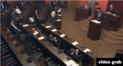 არჩილ გორდულაძე სადავო პარლამენტის იურიდიულ კომიტეტზე დაჩქარებული წესით წარადგენს "შეკრებისა და მანიფესტაციის კანონში" შესატან ცვლილებებს. 9 დეკემბერი, 2025