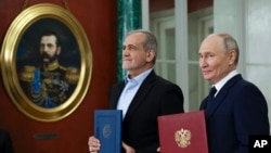 Очільник Росії Володимир Путін (праворуч) та президент Ірану Масуд Пезешкіан підписалии договір про партнерство у Кремлі. Москва, Росія. 17 січня 2025 року 