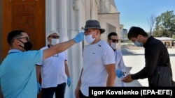 Жума намаз алдындагы текшерүү. Бишкек. Июнь, 2020-жыл.