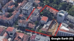 Приближните граници на амфитеатарот Сердика се исцртани со црвена боја на сателитска снимка од 2022 година. Имотот, кој беше вклучен во списокот на државни имоти што повеќе не се потребни, е заокружен со портокалова боја