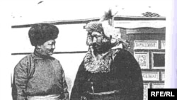 Слева - глава правительства Монголии Чойболсан, справа - Оспан батыр. 