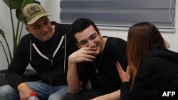 Ostaticul israeliano-american Edan Alexander, eliberat recent, la reuniunea cu membrii familiei sale într-o locație nedezvăluită. Israel, 12 mai 2025. Fotografie distribuită de armata israeliană.
