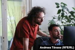 Bogdan Micu (S) discută cu Vlad Anca (D), manager de proiect, la sediul firmei Alpin Sun din Brașov.