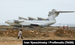 Un ekranoplan din clasa Lun, fabricat în Uniunea Sovietică, pe coasta regiunii Daghestan din Rusia, în 2024. Nava va fi piesa centrală a unui „Parc Patriotic” care se construiește în prezent în apropiere de Derbent.