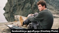 დემეტრე დარჩია ხმის ინჟინერი იყო და ბათუმში სხვადასხვა ღონისძიებას აფორმებდა, მათ შორის, კლუბებსა და კონცერტებზე.