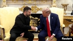 Președintele SUA, Donald Trump (dreapta), și președintele ucrainean, Volodimir Zelensk, la o întâlnire la Casa Albă din Washington de pe 18 august 2025. 