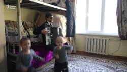 Як мутриби нобиноро аз хобгоҳ пеш карданианд