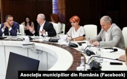 Olguța Vasilescu (în centru) spune că Guvernul trebuie să revizuiască unele prevederi din noua Ordonanță.