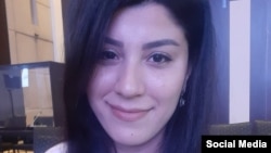 Рухшона Ҳакимова бародарзодаи Шокирҷон Ҳакимов, муовини боздоштшудаи раиси Ҳизби сотсиал-демократии Тоҷикистон аст