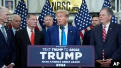 Колишній президент від Республіканської партії Дональд Трамп розмовляє з журналістами в Національному республіканському комітеті сенаторів, 13 червня 2024 року