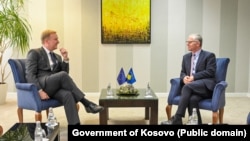 Emisari evropian për dialogun, Peter Sorensen, dhe kryenegociatori i Kosovës, Besnik Bislimi. Prishtinë, 22 tetor 2025. 