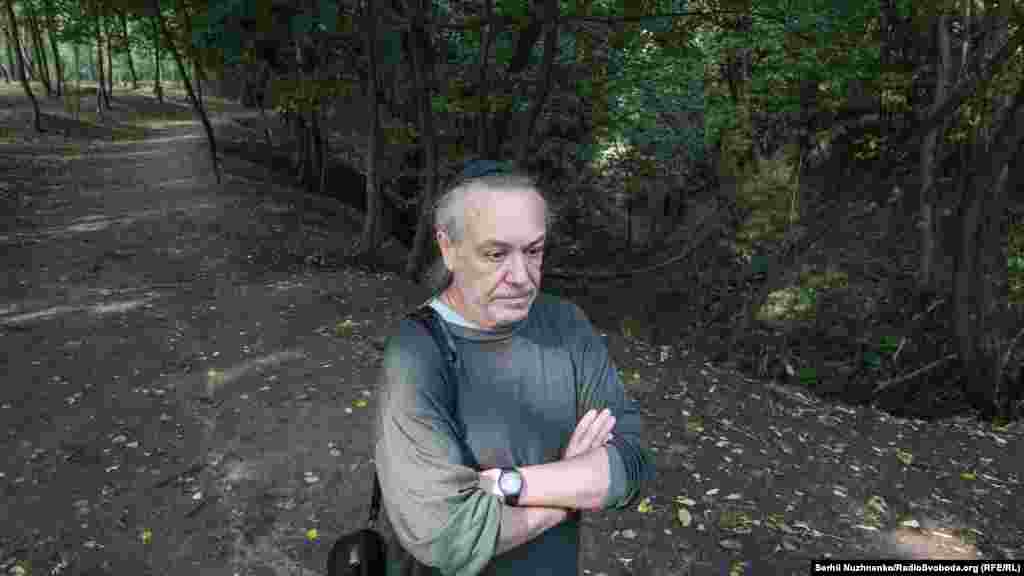 Юрій Покрас прийшов вшанувати своїх далеких родичів, які загинули в Бабином Яру і діда Захара Трубакова. У вересні 1941 року німецькі війська окупували Київ, а в лютому 1943 року Трубаков був відправлений у Сирецький концтабір, до якого примикав простір Бабиного Яру (складаючи з ним єдиний комплекс). Німці зробили все можливе, щоб знищити докази злочинів у Бабиному Яру. Захар, який перебував в ув'язненні разом з іншими в'язнями, декілька місяців копав та спалював під наглядом німецьких охоронців трупи розстріляних євреїв. У жовтні 1943 року Трубаков разом зі ще шістьма ув'язненими зумів здійснити успішну втечу з табору смерті